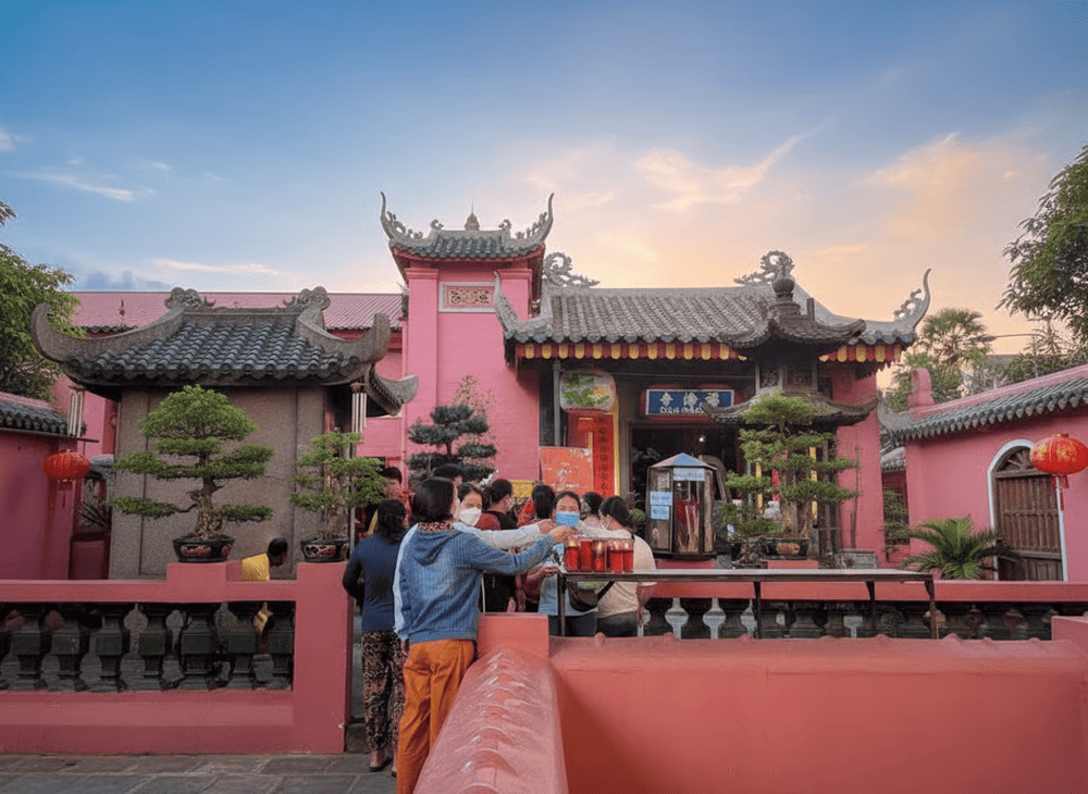 Many people came to Ba Thien Hau Temple to visit and pray for good fortune